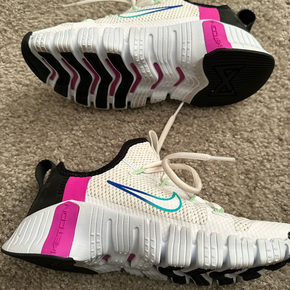 Nike Metcon White Shoes with Pink and Teal Highlights - Picture 3 of 5